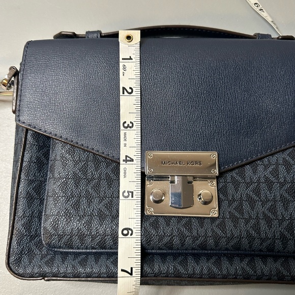 Michael Kors Blue shoulder purse, beautiful on the inside, silver clasp outside - Picture 10 of 10